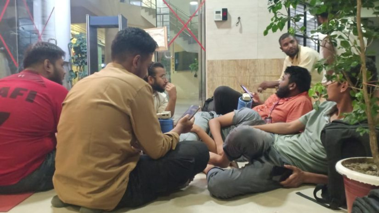 ইউজিসিতে ১২ ঘণ্টা ধরে চলছে আন্দোলন