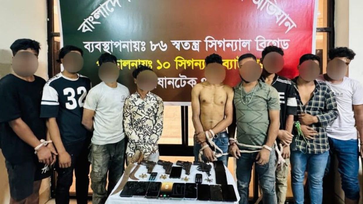 সেনাবাহিনীর হাতে গ্রেপ্তার ‘হিটলু বাবু গ্যাং’-এর সদস্যরা