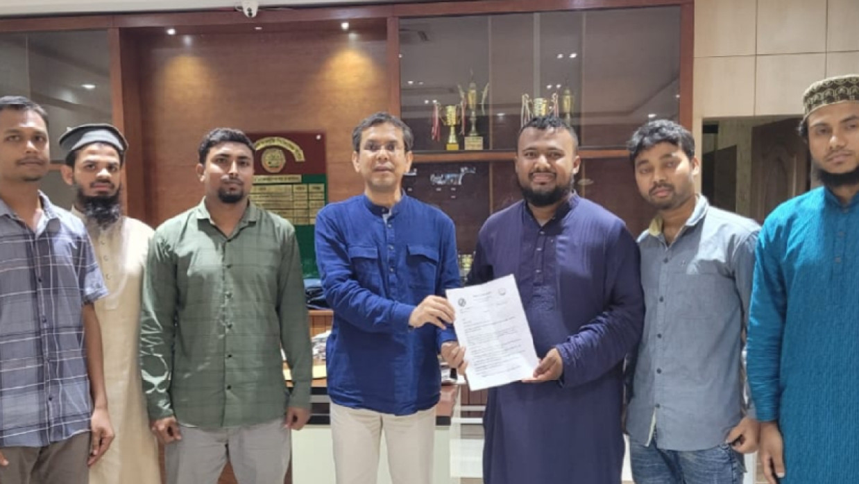 উপাচার্যের কাছে স্মারকলিপি প্রদান করছেন যবিপ্রবি এন্টি ড্রাগ সোসাইটি