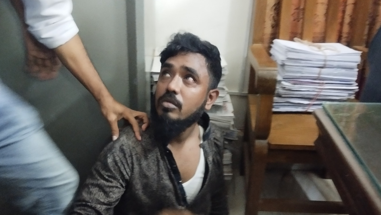 গণধোলাই দিয়ে বিশ্ববিদ্যালয় প্রশাসনের কাছে হস্তান্তর করা হয়