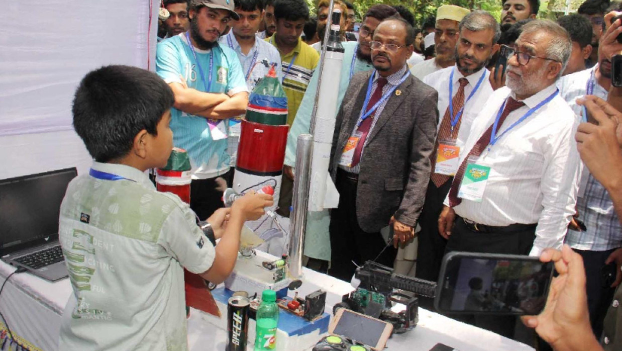 প্রফেসর ড. নকীব মোহাম্মদ নসরুল্লাহ আনুষ্ঠানিক ভাবে এ মেলার উদ্বোধন করেন