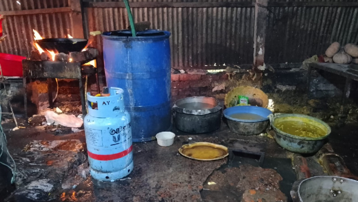 অস্বাস্থ্যকর পরিবেশে তৈরি হচ্ছে খাবার