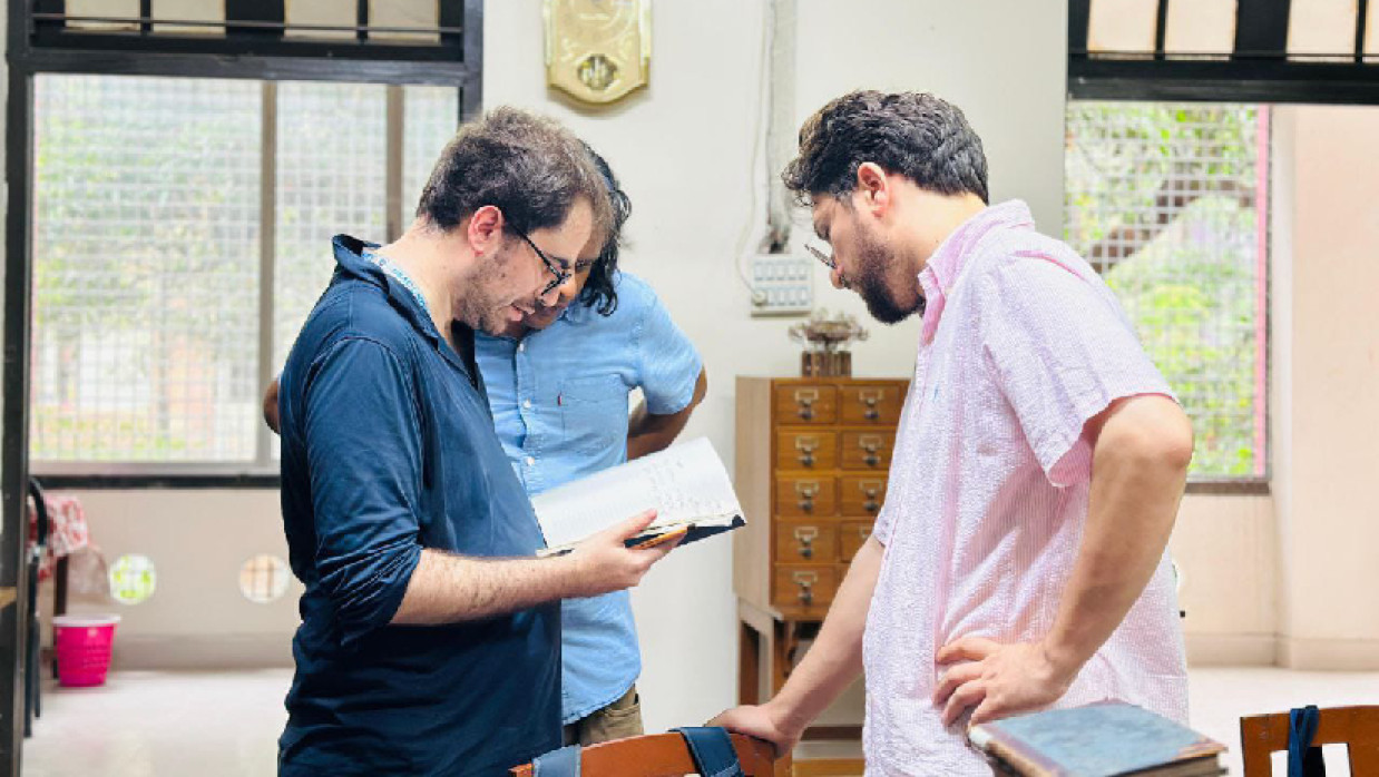 আলিয়ার লাইব্রেরিতে বিদেশি দুই গবেষক