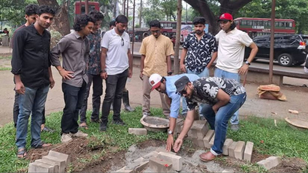 শিক্ষা ও গবেষণা ইনস্টিটিউট সংলগ্ন রাস্তার পাশে ‘ফ্যাসিবাদবিরোধী সাম্য ভাস্কর্য’-এর ভিত্তি প্রস্তর স্থাপন