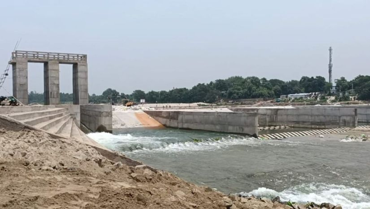 আত্রেয়ী নদীর বাঁধ