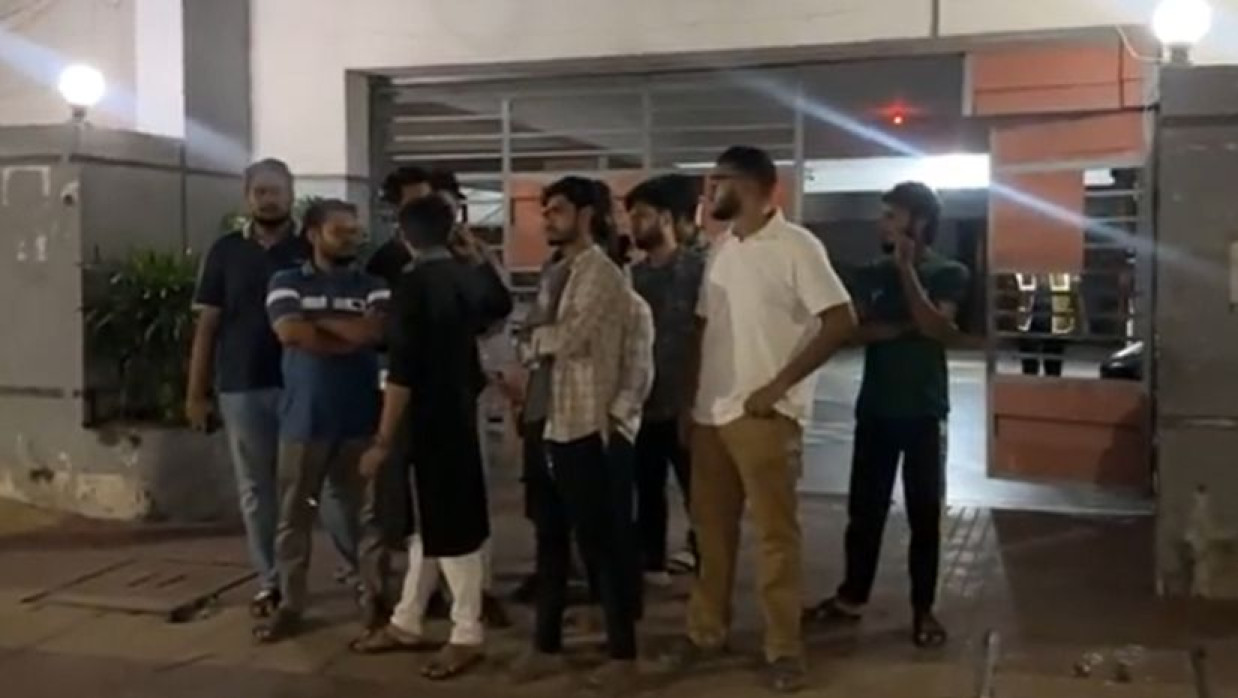 হাক্কানী পাবলিশার্সের চেয়ারম্যান গোলাম মোস্তফাকে ‘স্বৈরাচারের দোসর’ আখ্যা দিয়ে তার বাসার সামনে বিশৃঙ্খলা করার অভিযোগ তিন সমন্বয়কের বিরুদ্ধে