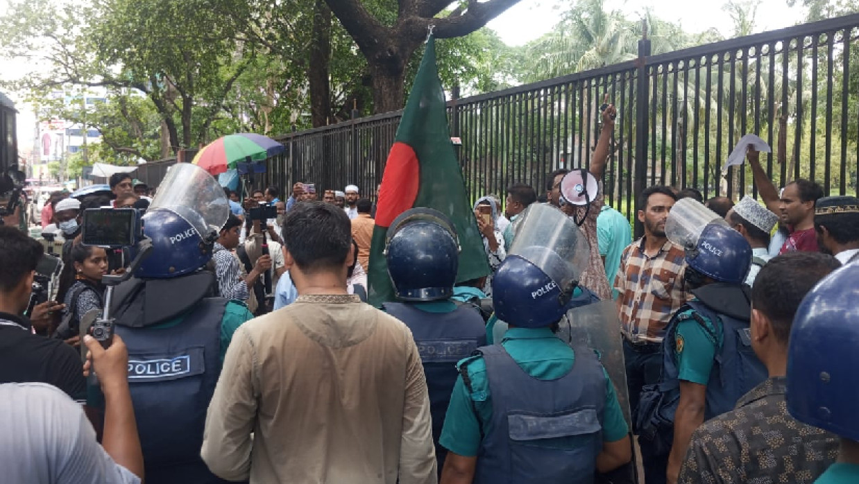 আবেদনবঞ্চিত ১৭তম নিবন্ধধারীদের সড়িয়ে দিচ্ছে পুলিশ