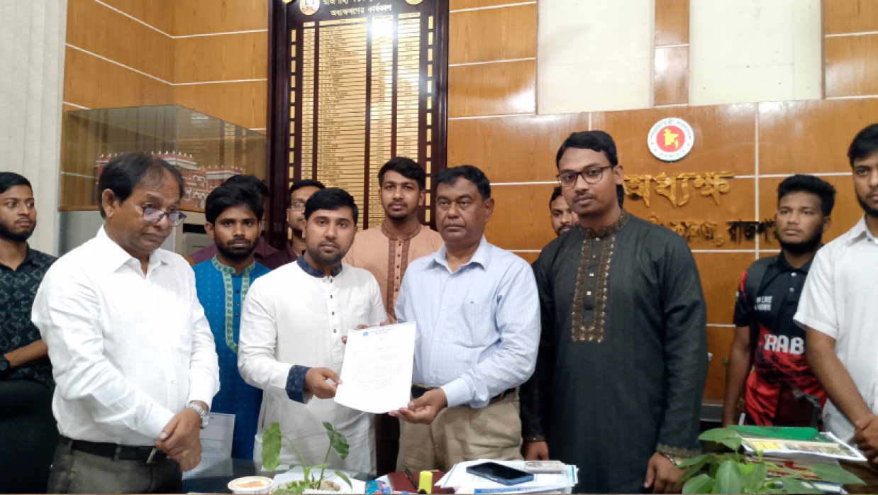 অধ্যক্ষ অধ্যাপক মু. যহুর আলীর কাছে স্মারকলিপি দেন ছাত্রশিবিরের নেতারা