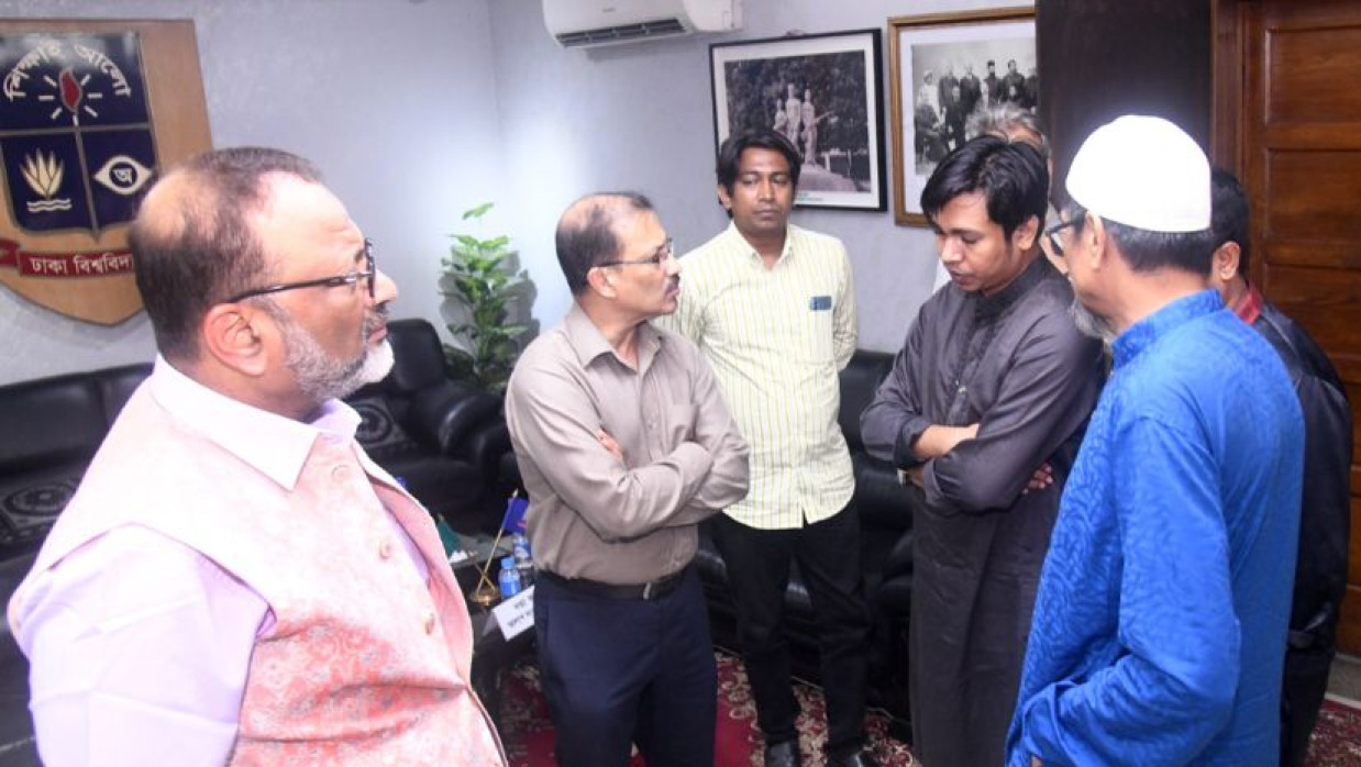উপাচার্য অধ্যাপক ড. নিয়াজ আহমদ খানের সঙ্গে সাক্ষাৎ করে সাম্যের পিতা মো. ফকরুল আলম সন্তোষ প্রকাশ করেন