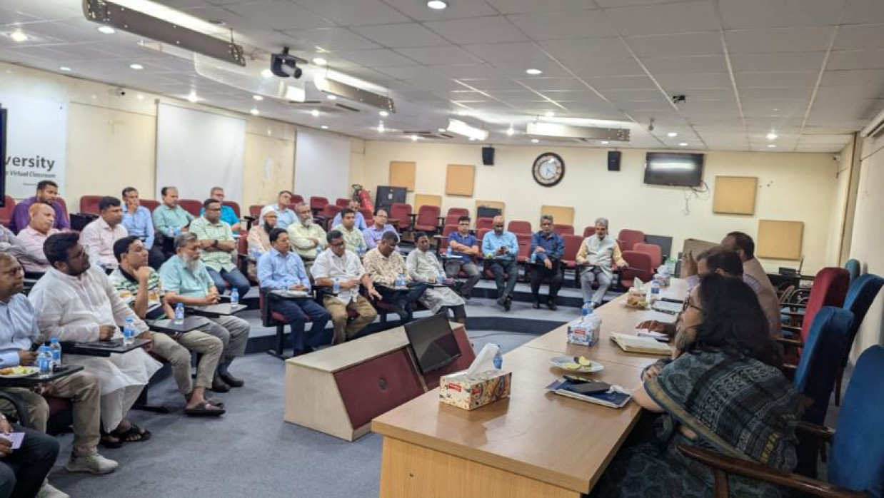 ঢাবি উপাচার্য অধ্যাপক ড. নিয়াজ আহমদ খানের সঙ্গে সাদা দলের বৈঠক