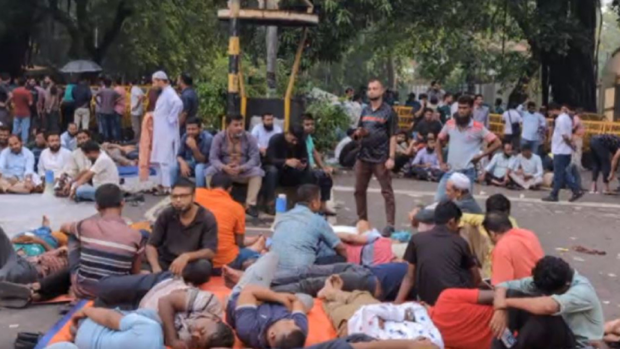 কাকরাইল মোড়ে ইশরাক হোসেনের সমর্থকদের অবস্থান