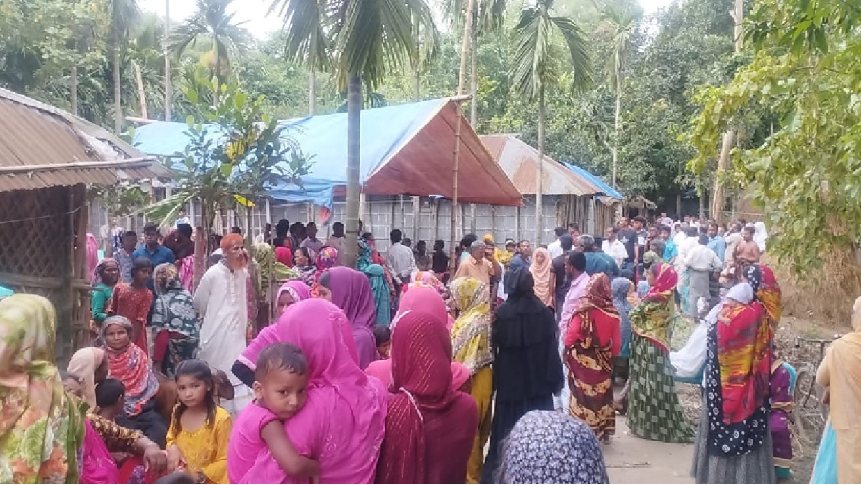 নিহতদের বাড়িতে এলাকাবাসী ও স্বজনদের ভিড়
