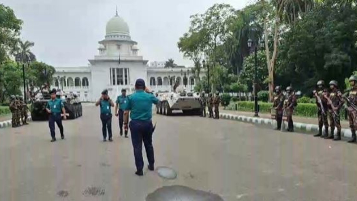 হাইকোর্টে সতর্ক অবস্থানে আইনশৃঙ্খলাবাহিনী