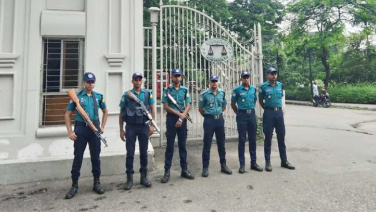 মাজার গেট, বার কাউন্সিল গেটে সেনাবাহিনী ও পুলিশ মোতায়েন করা হয়েছে