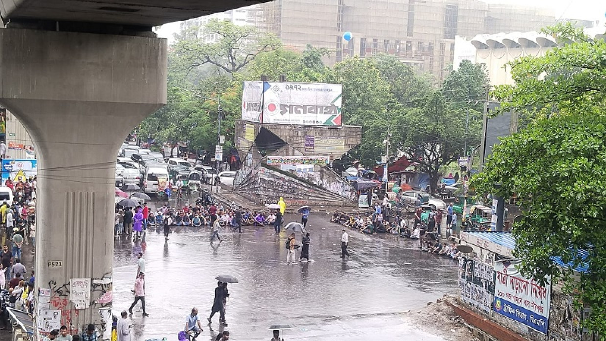 শাহবাগ অবরোধ করেছেন ছাত্রদলের নেতাকর্মীরা