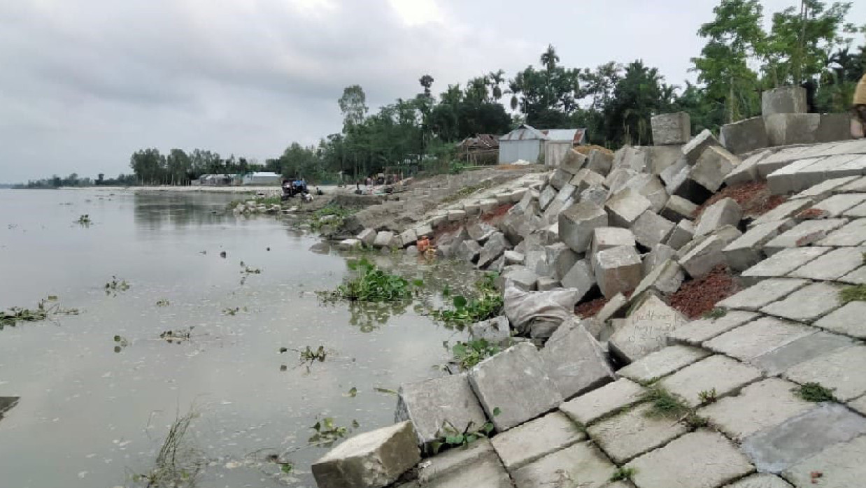 ডান তীর রক্ষঅ বাঁধে ধস