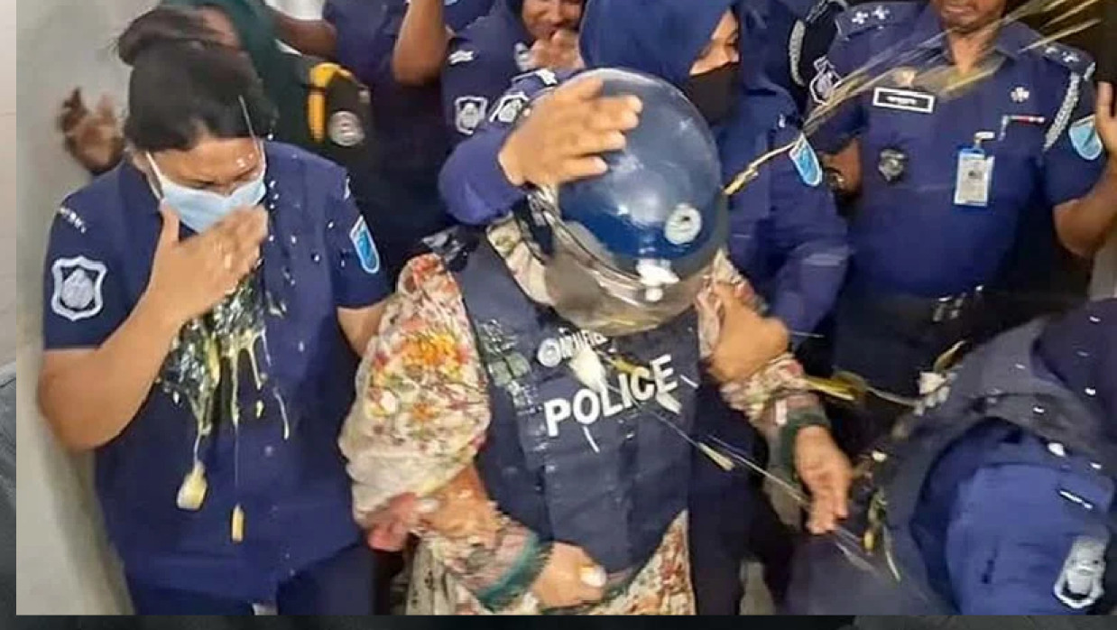 মমতাজের ওপর ডিম-জুতা নিক্ষেপ