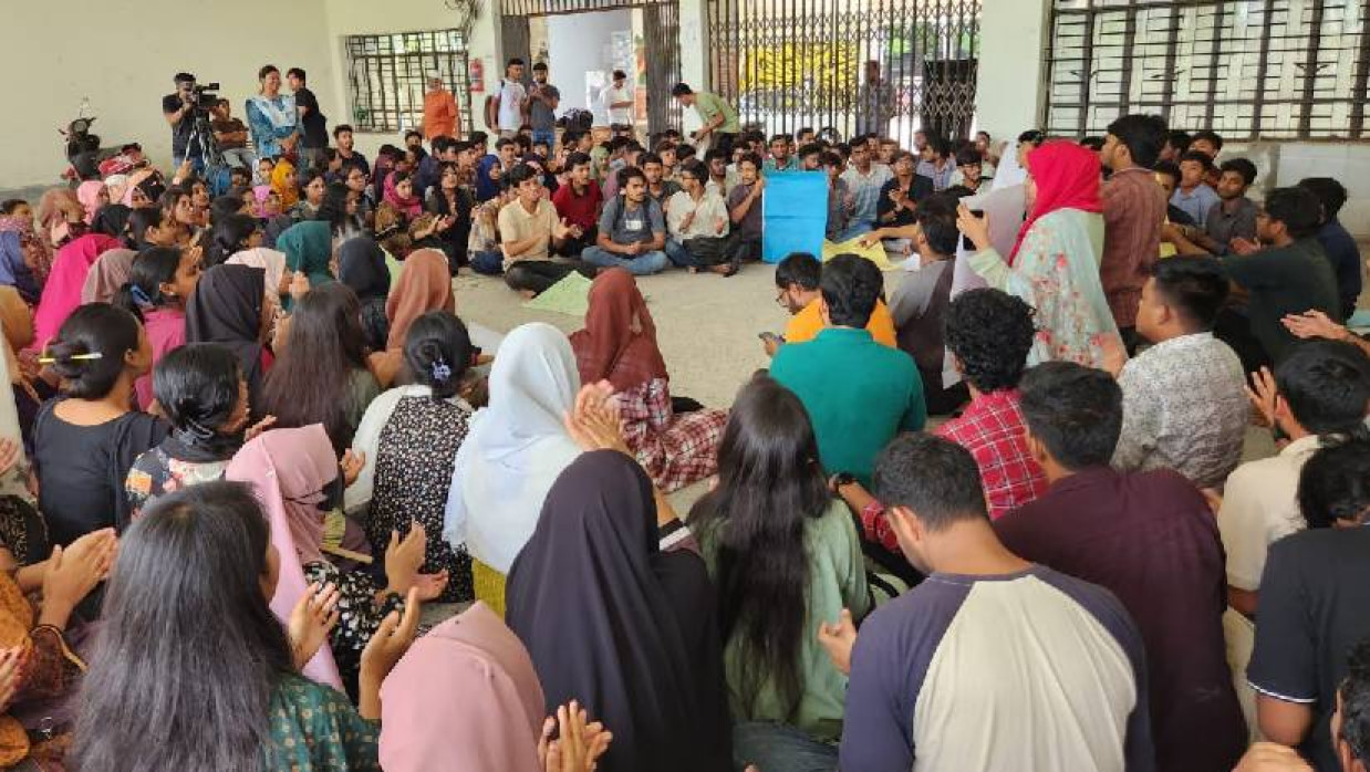 রাবি শিক্ষার্থীদের অনশন