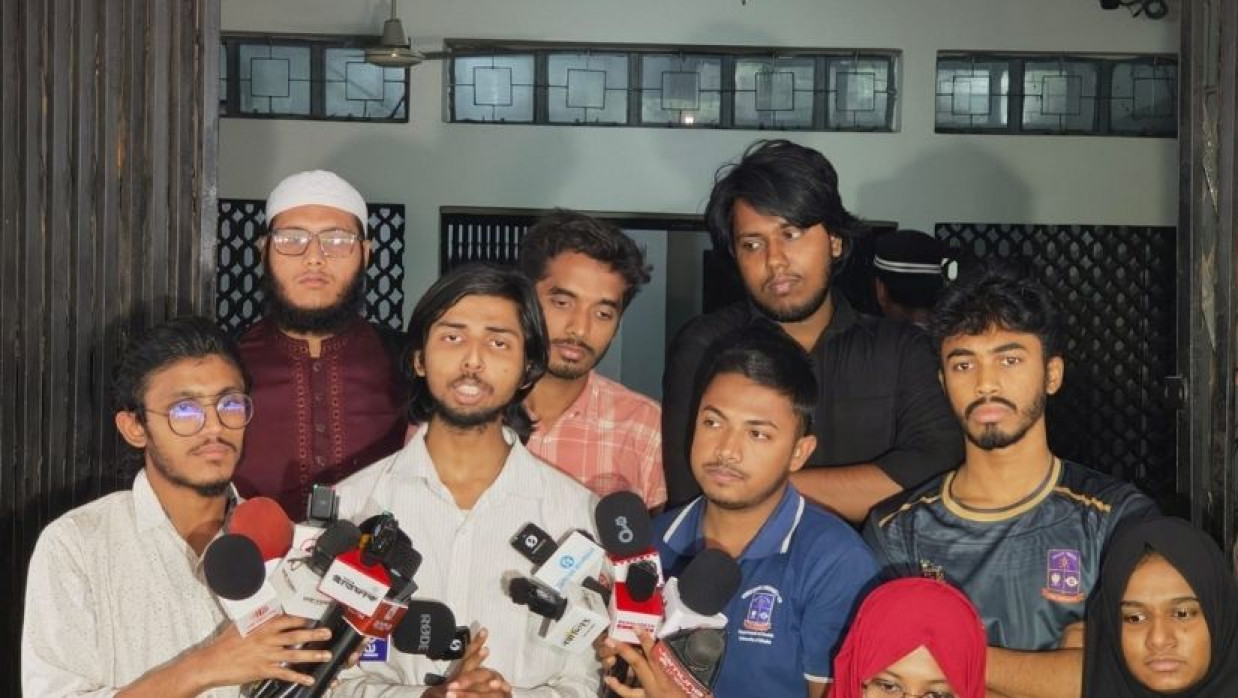 ঢাকা বিশ্ববিদ্যালয়ের শিক্ষার্থীরা
