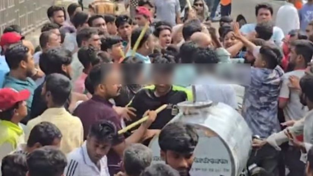 ইশরাক হোসেনের সমর্থকদের হাতাহাতি