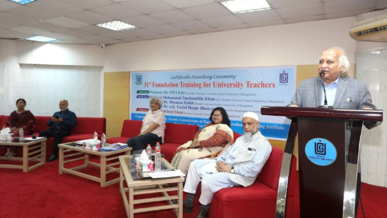 বক্তব্য রাখছেন বাংলাদেশ বিশ্ববিদ্যালয় মঞ্জুরী কমিশনের (ইউজিসি) চেয়ারম্যান প্রফেসর ড. এসএমএ ফায়েজ