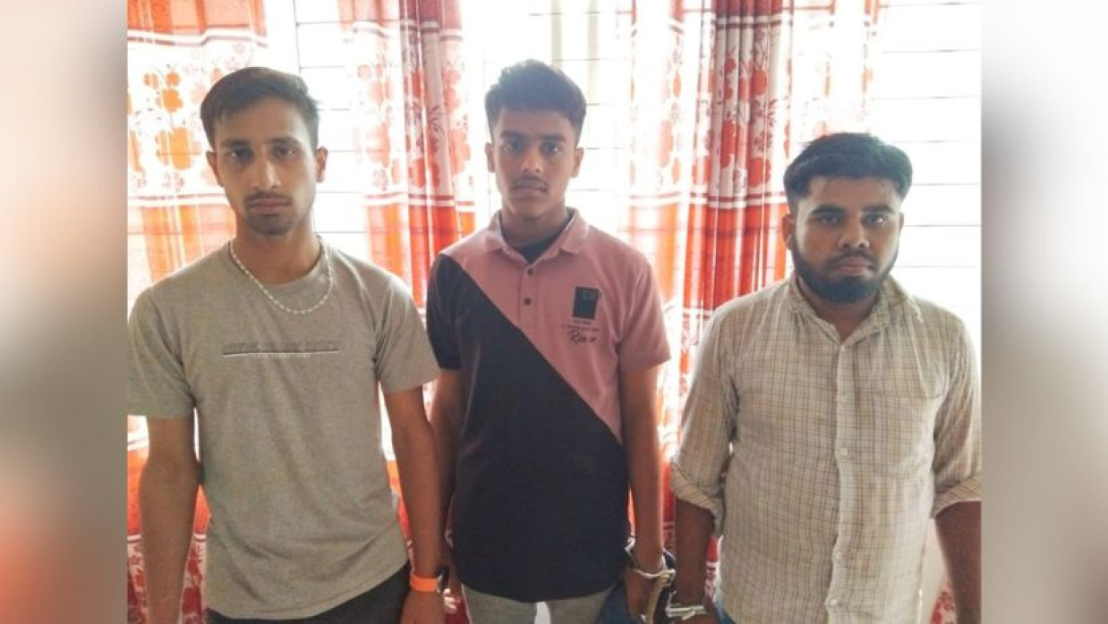 আটক ৩ যুবক