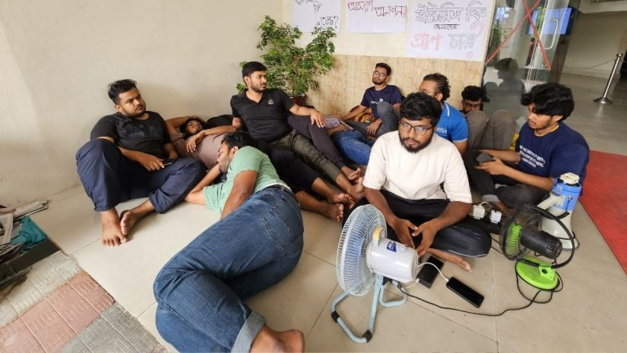 অনশনরত শিক্ষার্থীরা