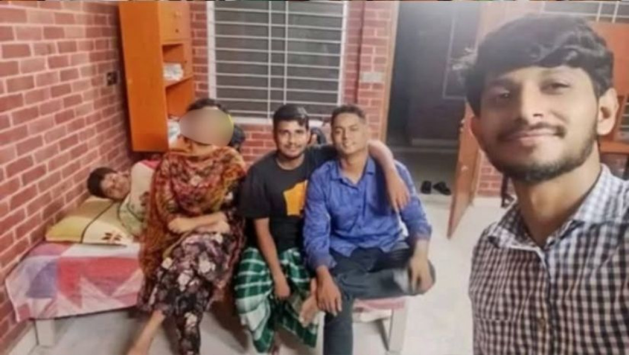 জাবিতে ছাত্র হলে ছাত্রীর প্রবেশ