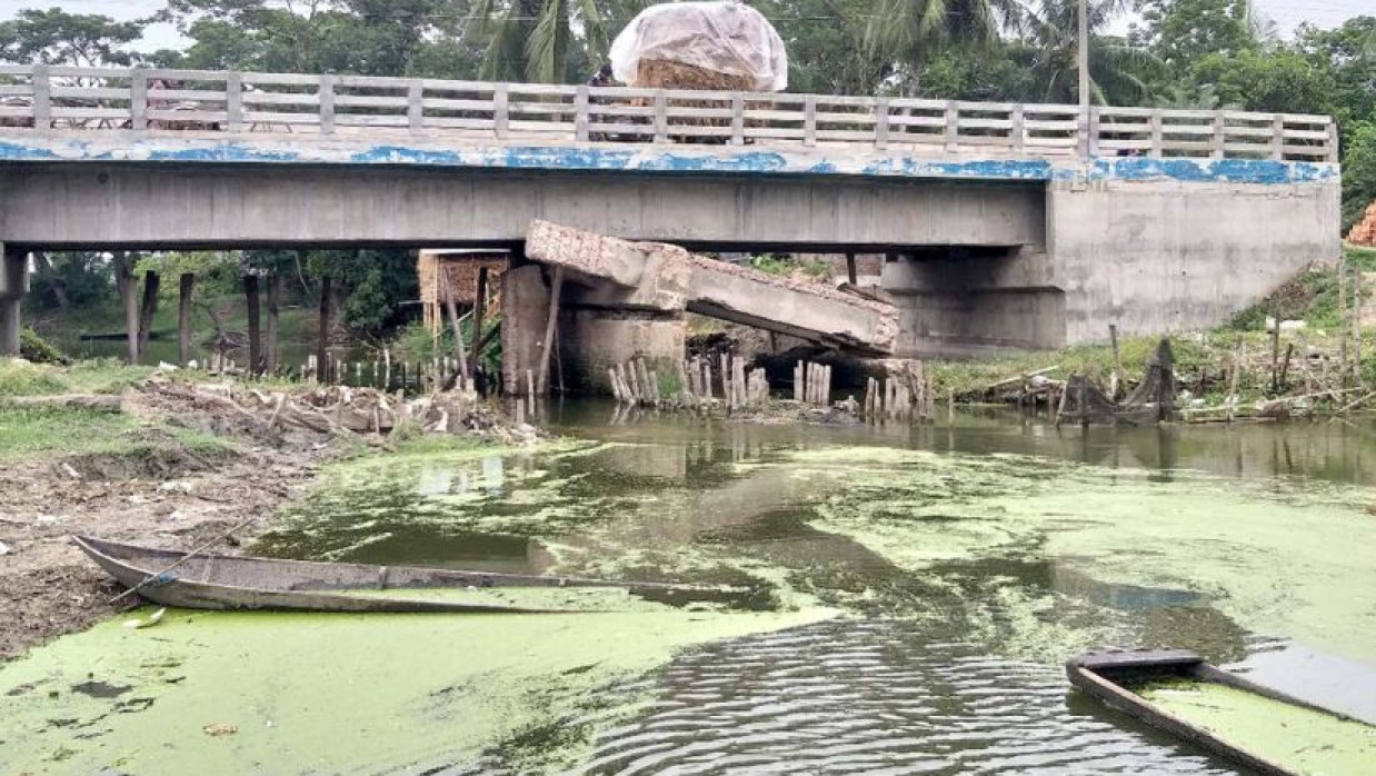 সরু ব্রিজ ও কালভার্টের কারণে নদী ও খাল খননে বাঁধা হয়ে দাঁড়িয়েছে