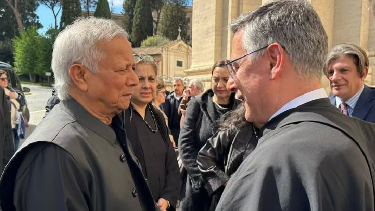 পোপ ফ্রান্সিসের শেষকৃত্য অনুষ্ঠানে কুর্তা পরেন ড. মুহাম্মদ ইউনূস