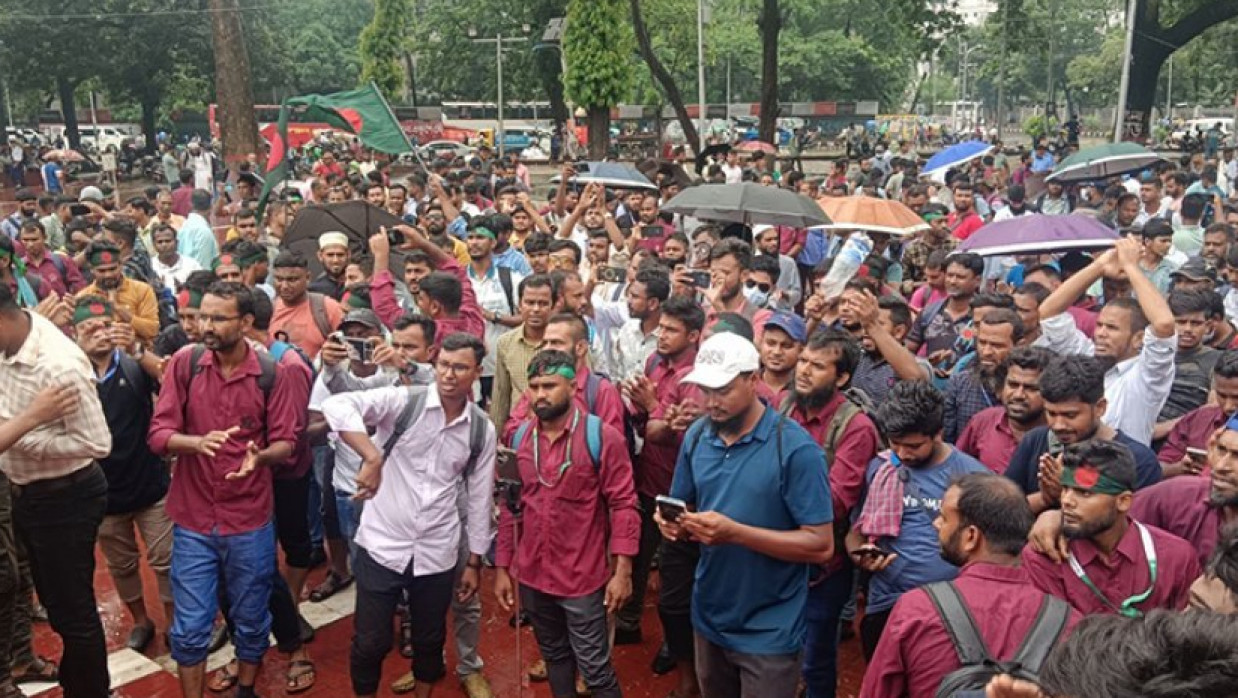 কেন্দ্রীয় শহীদ মিনারে অবস্থান কর্মসূচি করছেন পল্লী বিদ্যুৎ সমিতির কর্মকর্তা-কর্মচারীরা