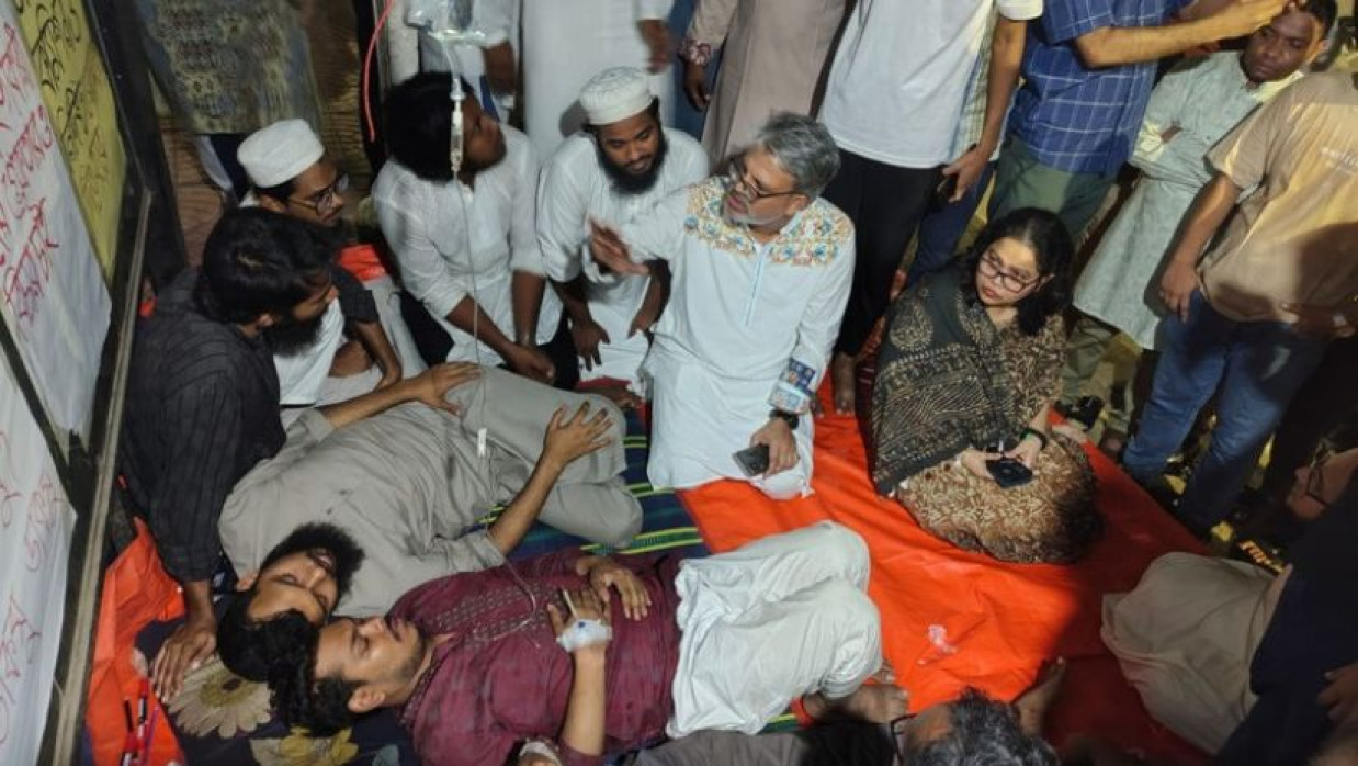 ডাকসুর দাবিতে অনশনরত দুইজনের শারীরিক অবস্থার অবনতি