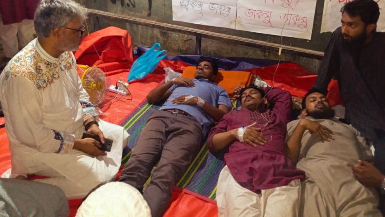 ডাকসুর তফসিল ঘোষণাসহ তিন দফা দাবিতে শিক্ষার্থীদের আমরণ অনশন