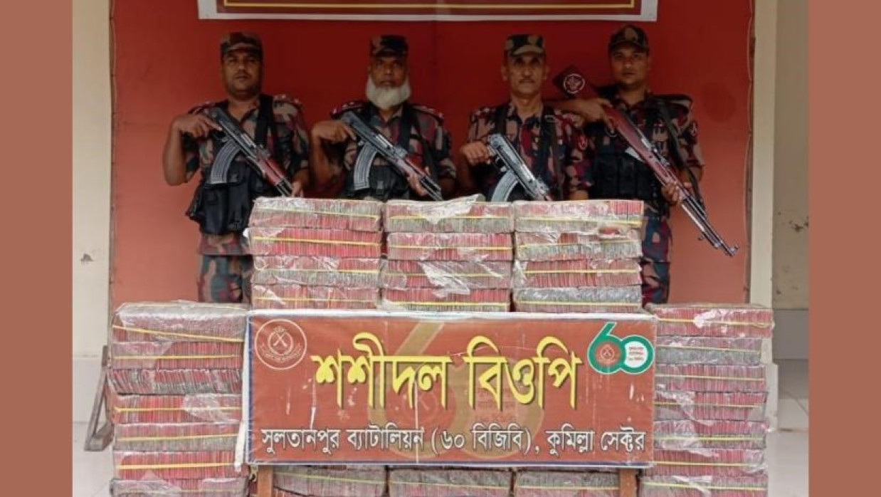 অভিযানে আটক বিষ্ফোরক দ্রব্য পটকা