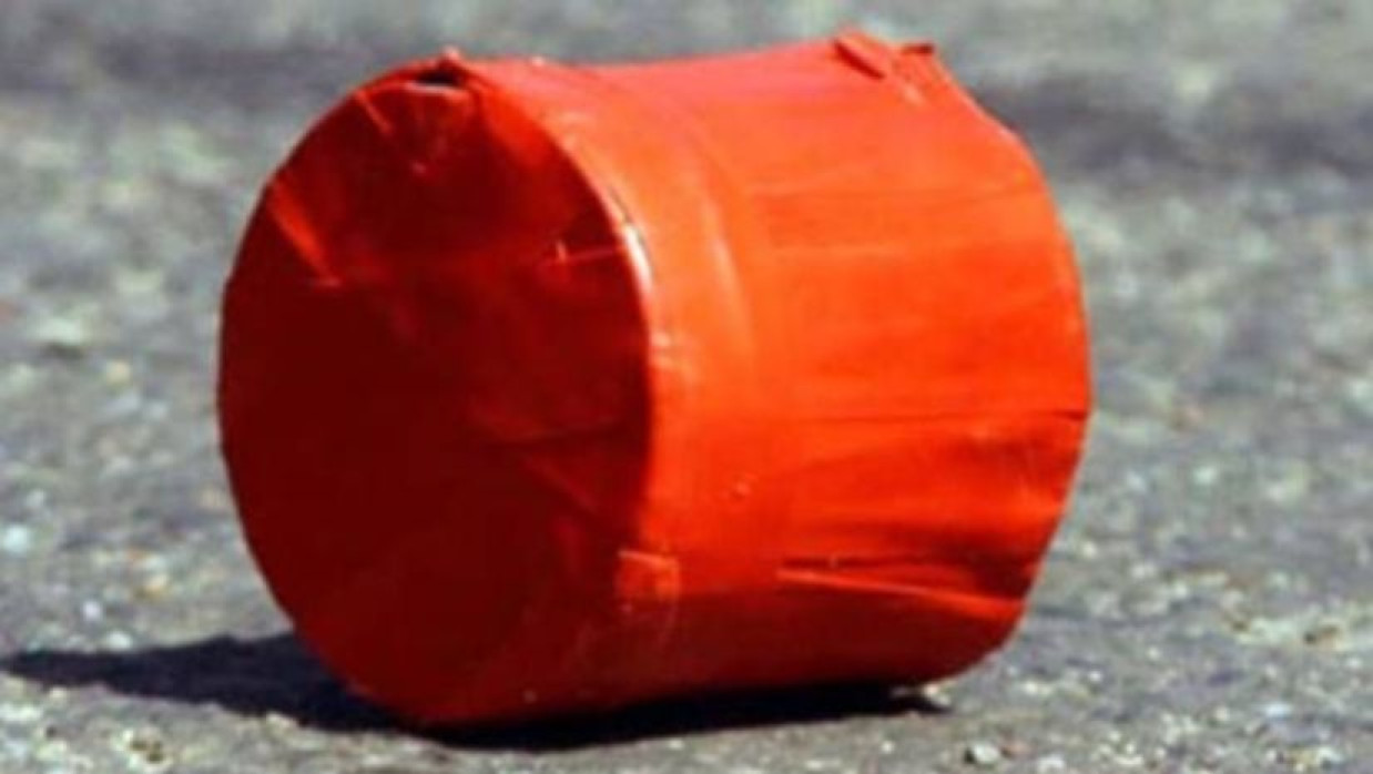 বোমা সদৃশ বিস্ফোরণে তিনজন আহত হয়েছে