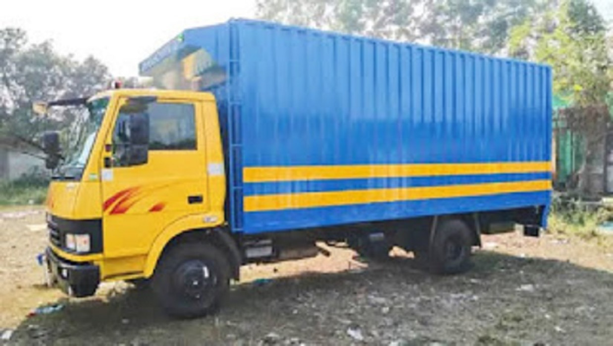 দুর্ঘটনার পর জব্দ করা কাভার্ডভ্যান