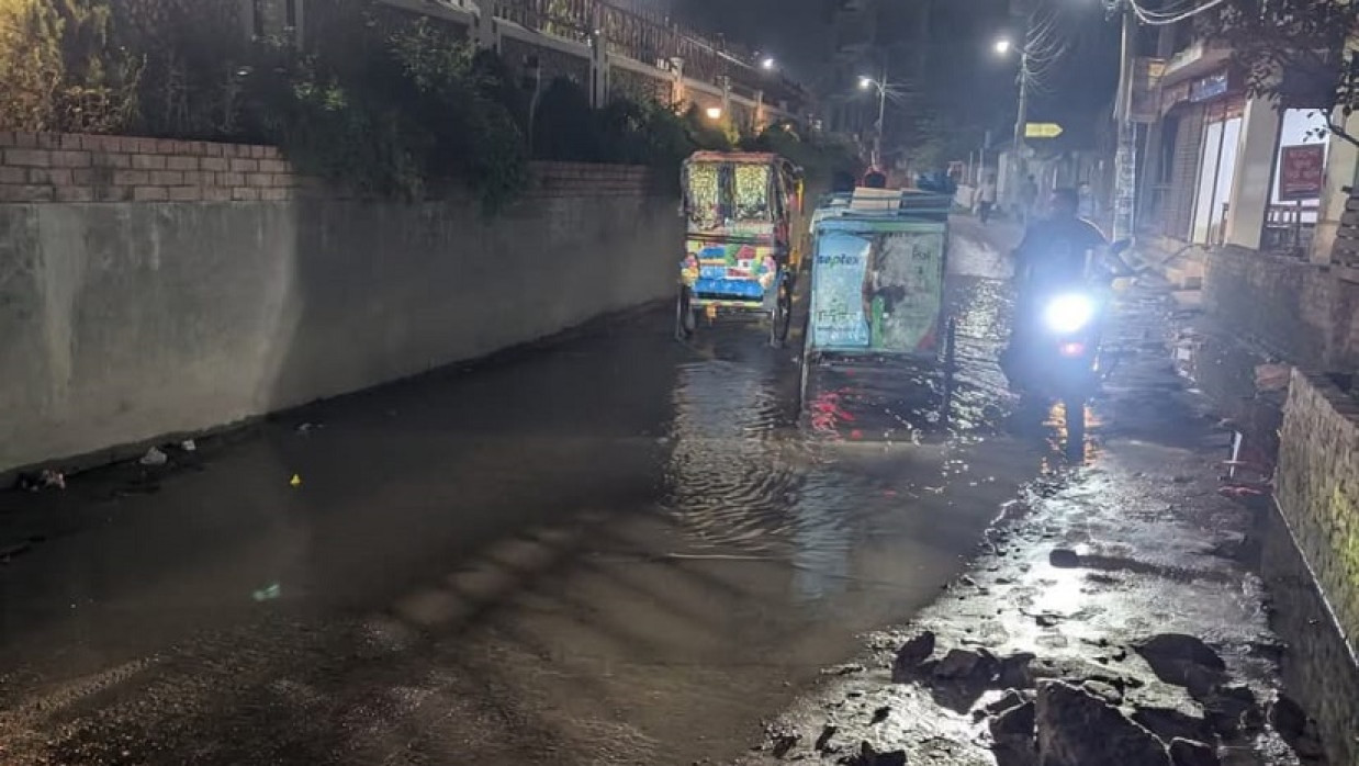 ডুয়েট দ্বিতীয় ক্যাম্পাসের সামনের রাস্তায় জমে আছে কাদা ও ময়লা পানি