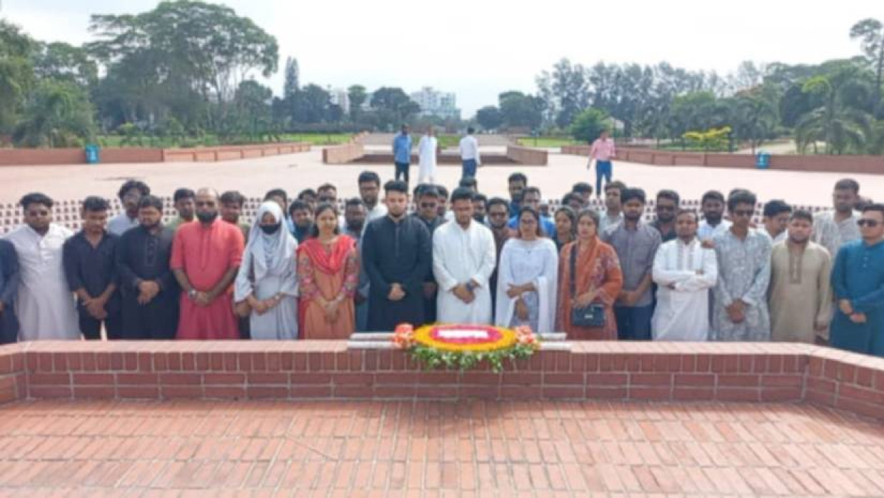 জাতীয় স্মৃতিসৌধে শ্রদ্ধা নিবেদন করছেন জাতীয় যুবশক্তির নেতাকর্মীরা