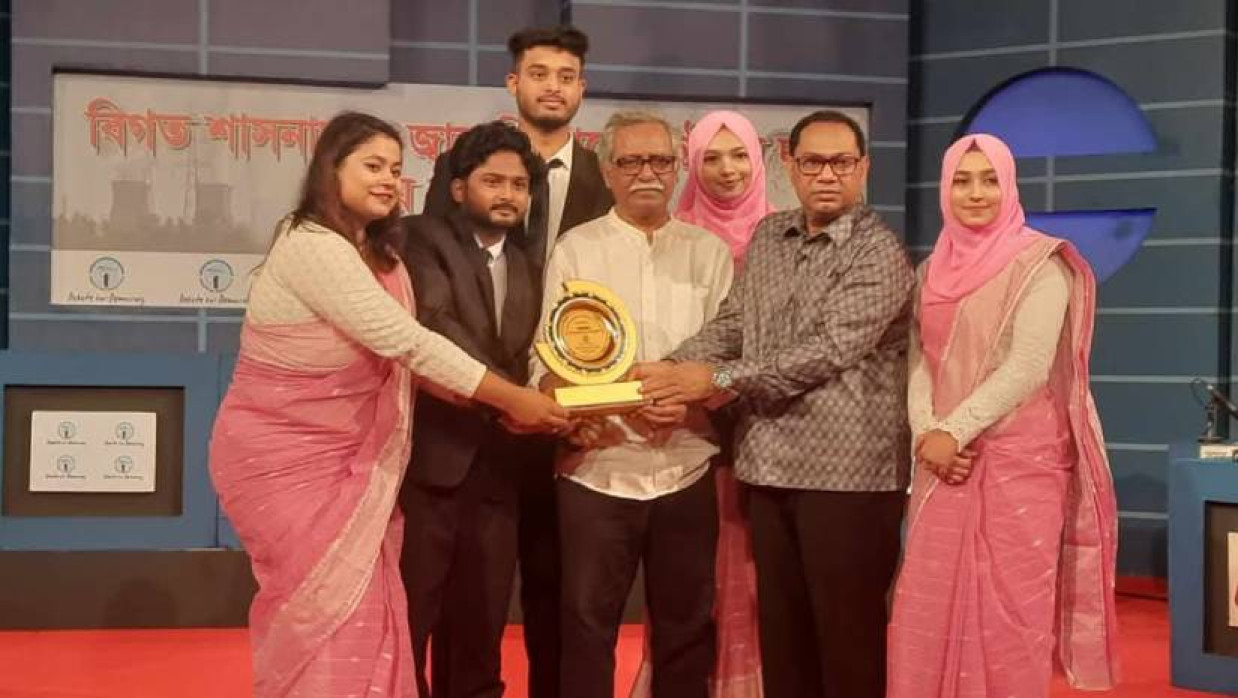 বিজয়ী দলকে ক্রেস্ট প্রদান করা হচ্ছে