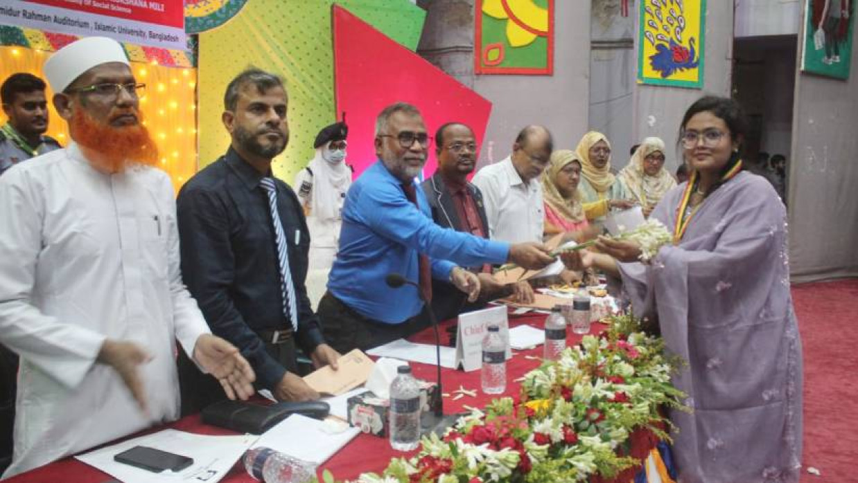 কৃতী শিক্ষার্থীকে ডিনস অ্যাওয়ার্ড তুলে দিচ্ছেন উপাচার্য