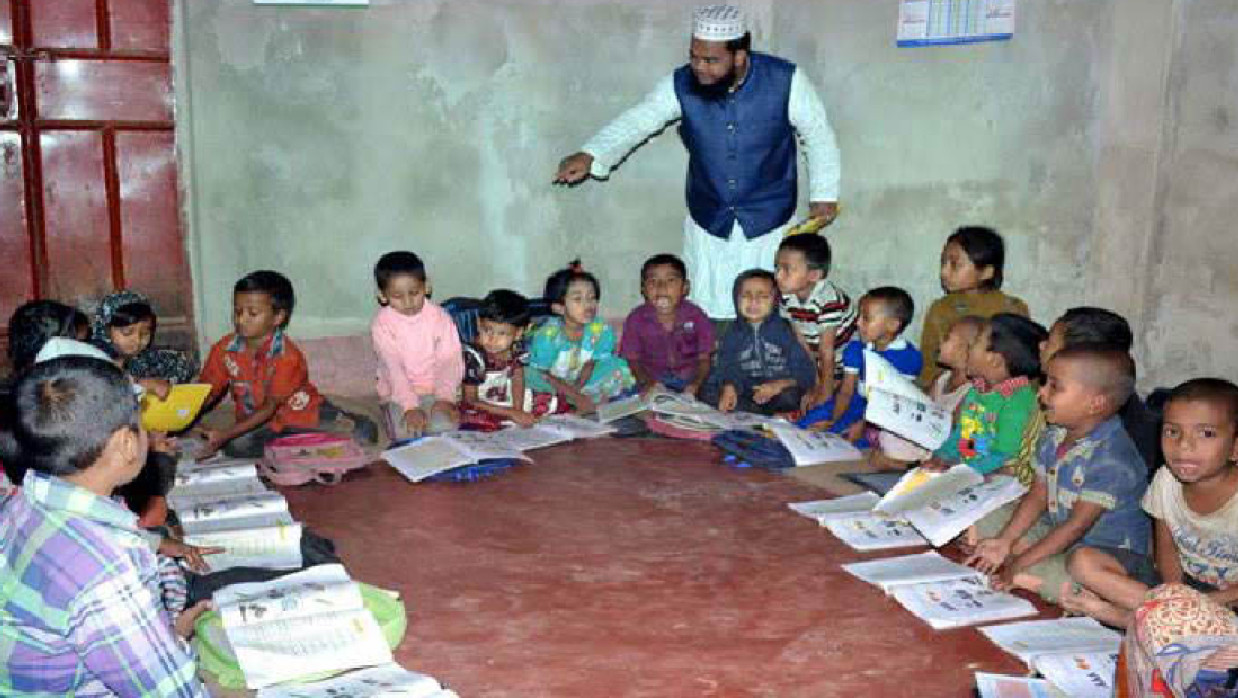 প্রকেল্পের আওতায় একটি স্কুলে পাঠদান করছেন এক শিক্ষক