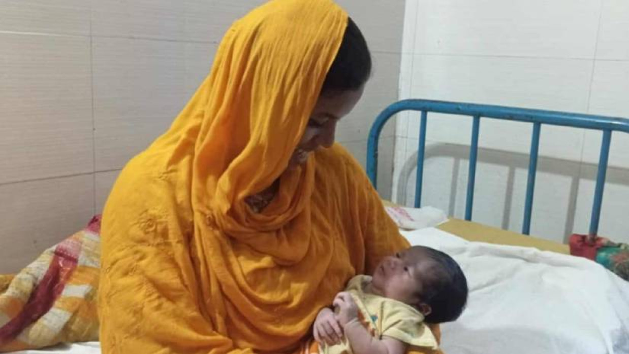 অভিভাবকের কোলে শিশুটি