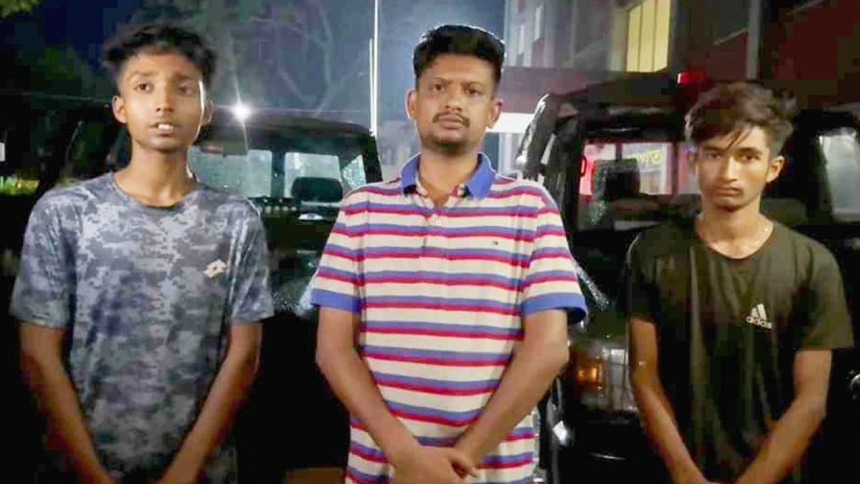 নাটোরে সেনাবাহিনীর হাতে আটক তিনজন