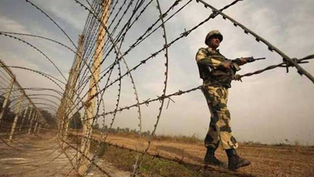 সীমান্তে বিএসএফ সদস্যের টহল