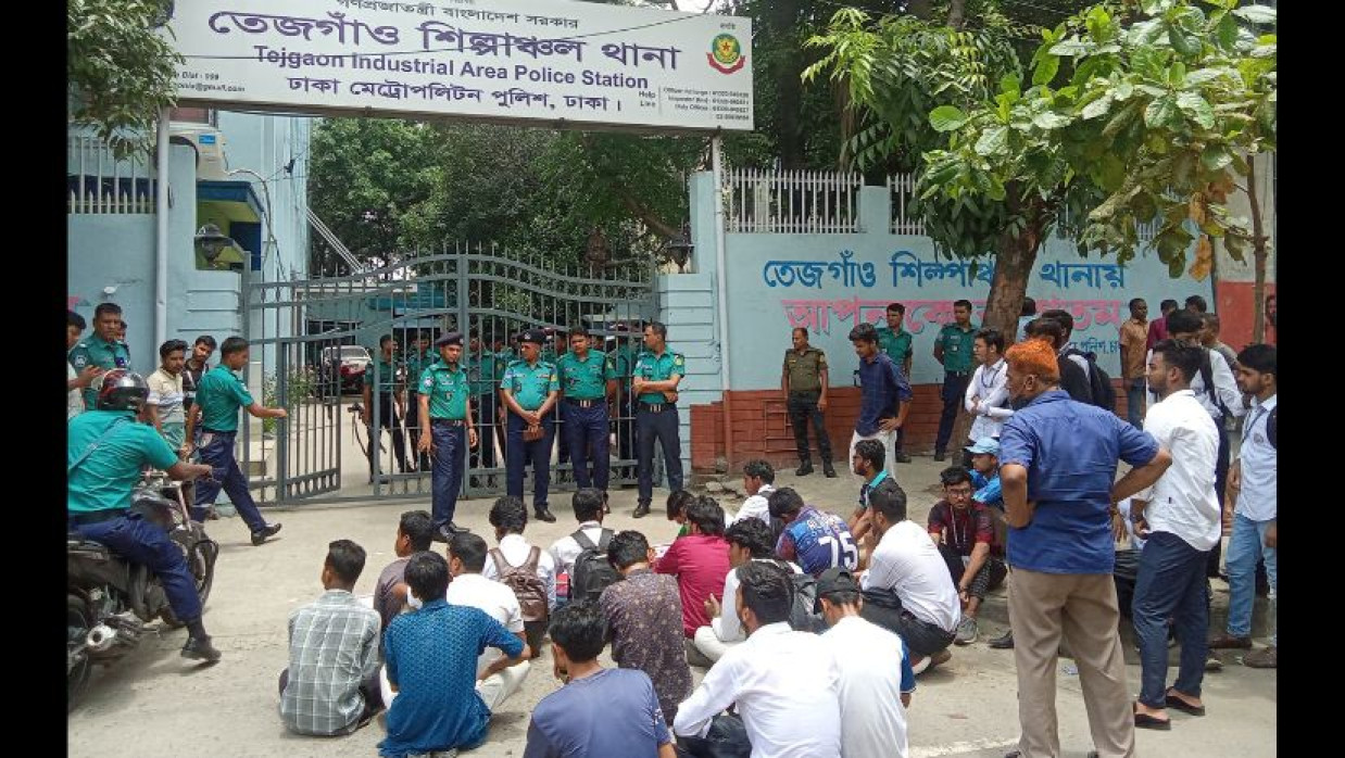 থানায় অবস্থানরত শিক্ষার্থীরা