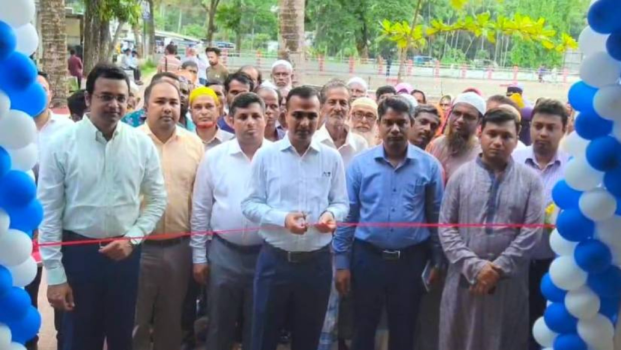 ভূমি মেলা উদ্বোধন করছেন জেলা প্রশাসক