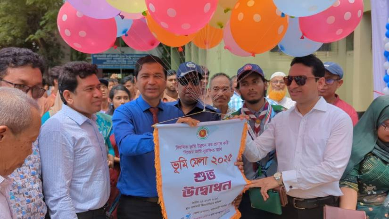 ভূমি মেলা উদ্বোধন করছেন জেলা প্রশাসক