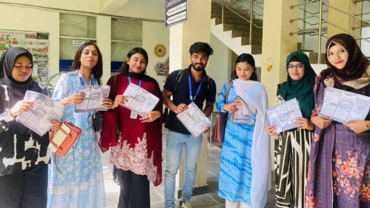 স্ক্যাবিস ভাইরাস প্রতিরোধে ডিআইইউ ক্যাম্পাসে লিফলেট বিতরণ করা হয় 