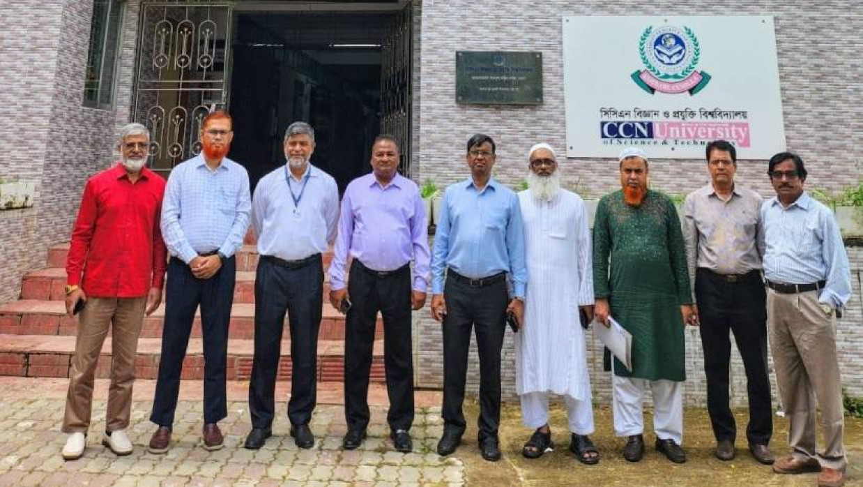  ইউজিসির প্রতিনিধিদলের সদস্যরা