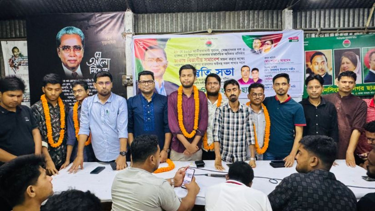 বৈষম্যবিরোধী ছাত্র আন্দোলনের পদ ছেড়ে ছাত্রদলে যোগ দিলে পাঁচজনকে ফুলের মালা দিয়ে বরণ করে নেওয়া হয়